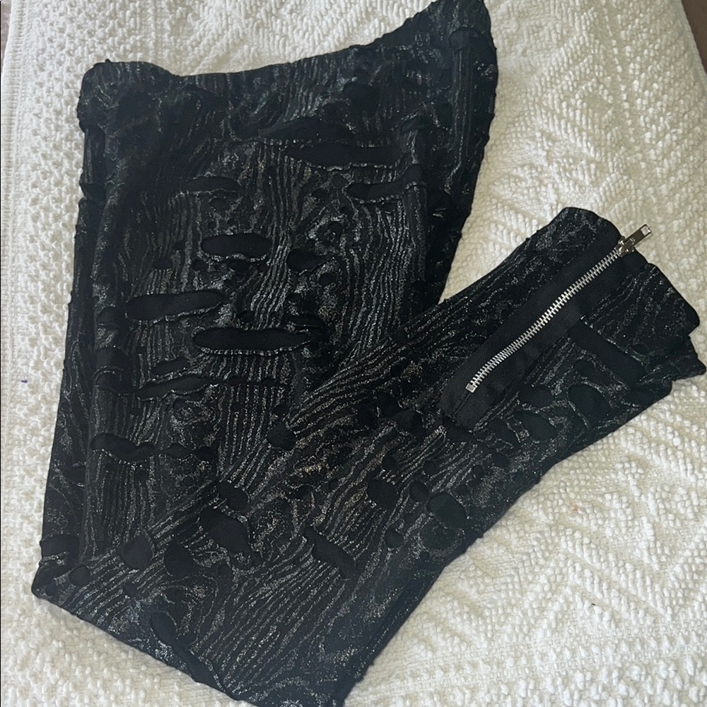 Black/Silver Leggings Textured with Zipper Detail
